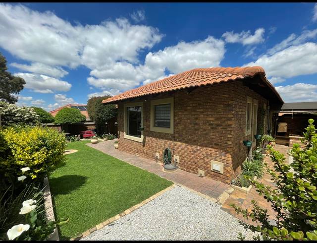 3 BEDROOM CLUSTER FOR SALE IN LAMBTON